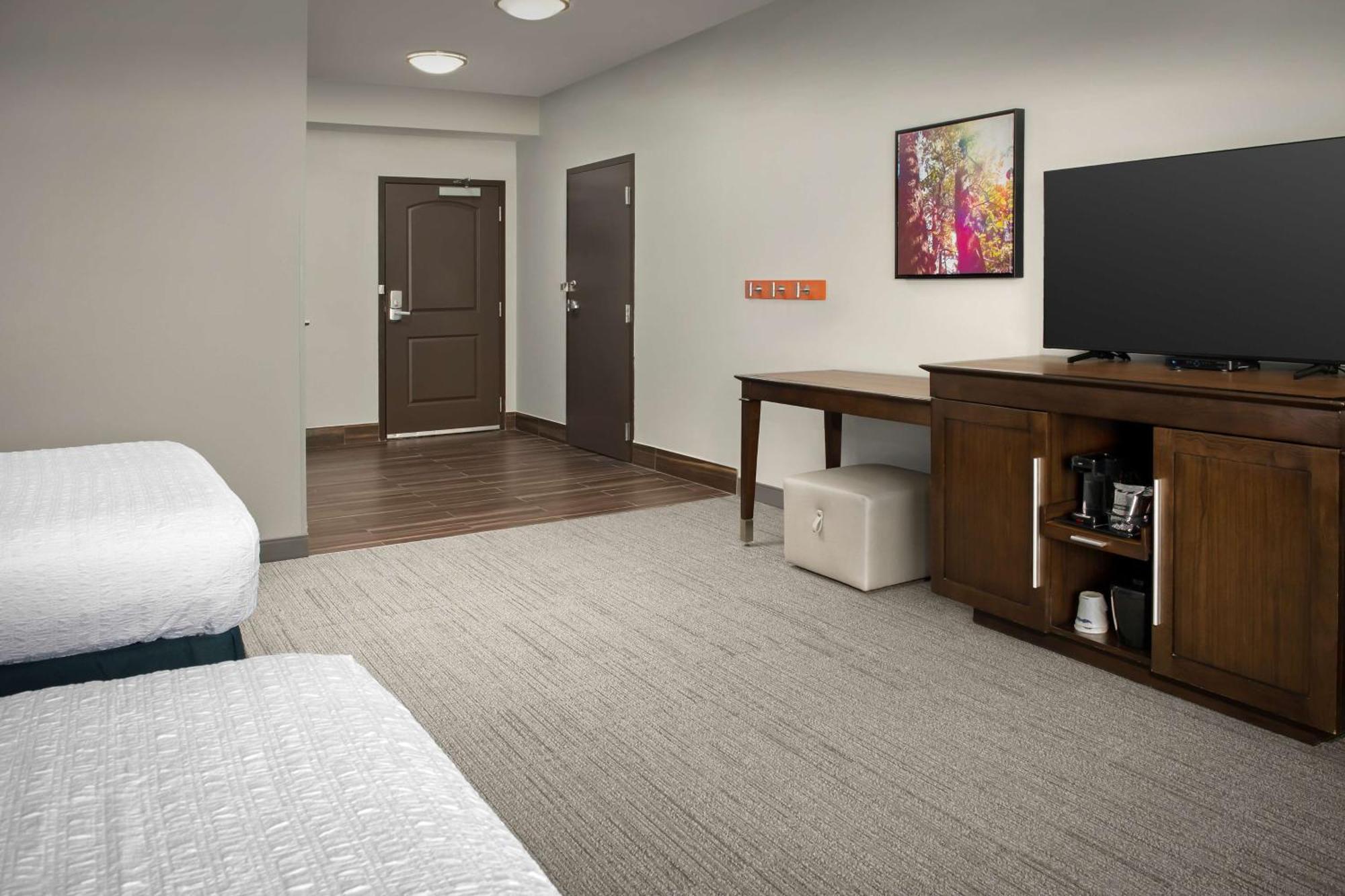 Hampton Inn & Suites Portland/Hillsboro-Evergreen Park Exterior photo
